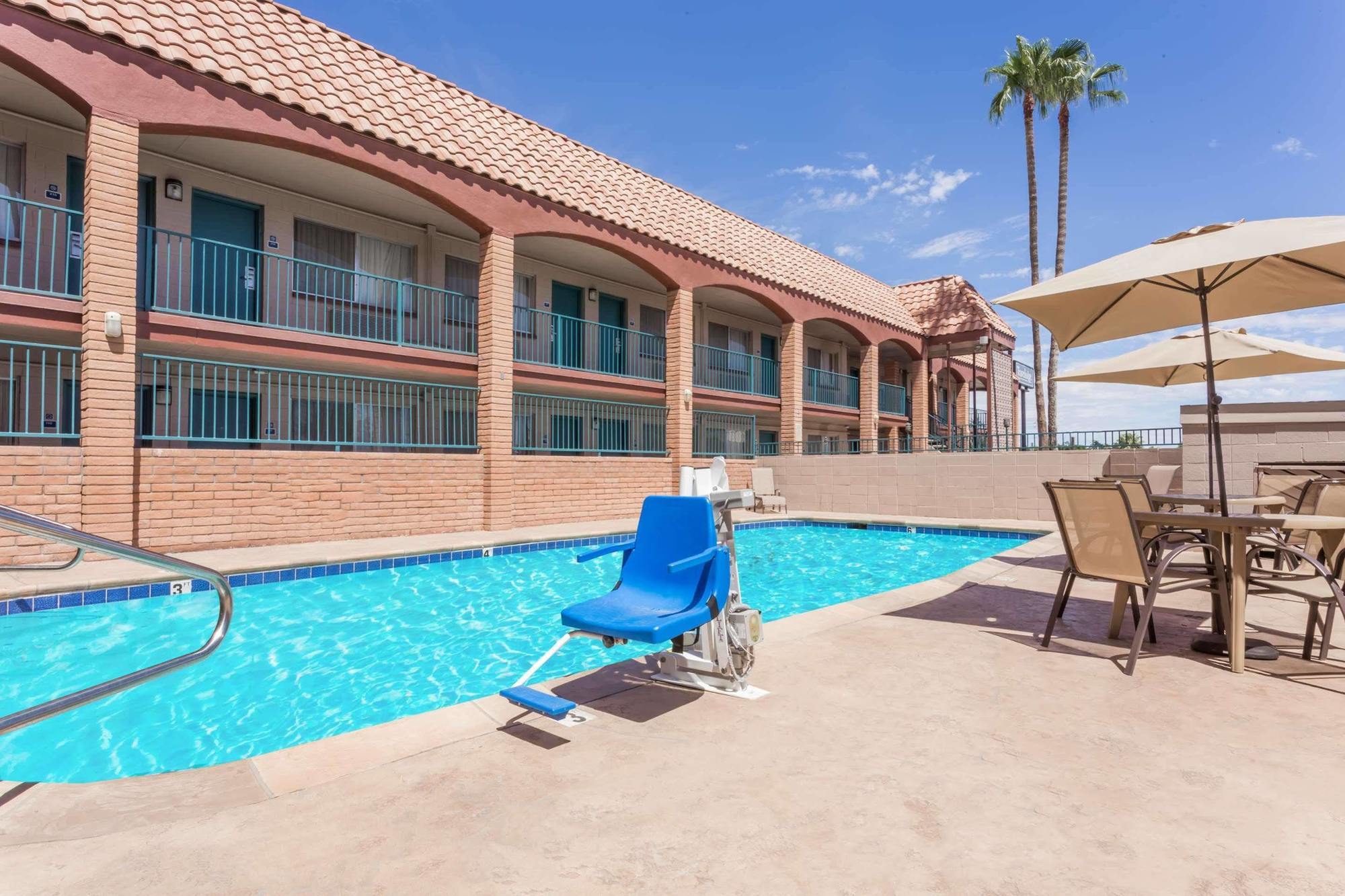 Travelodge By Wyndham Mesa Bagian luar foto